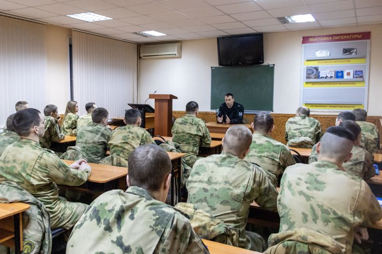 3 февраля 2023 года в военном институте командир отряда СОБР провел лекцию