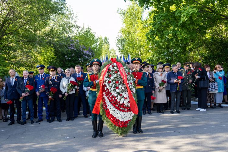 8 мая 2023 года военнослужащие военного института приняли участие в церемонии возложения цветов к мемориалу «Воину-освободителю» на Воскресенском кладбище