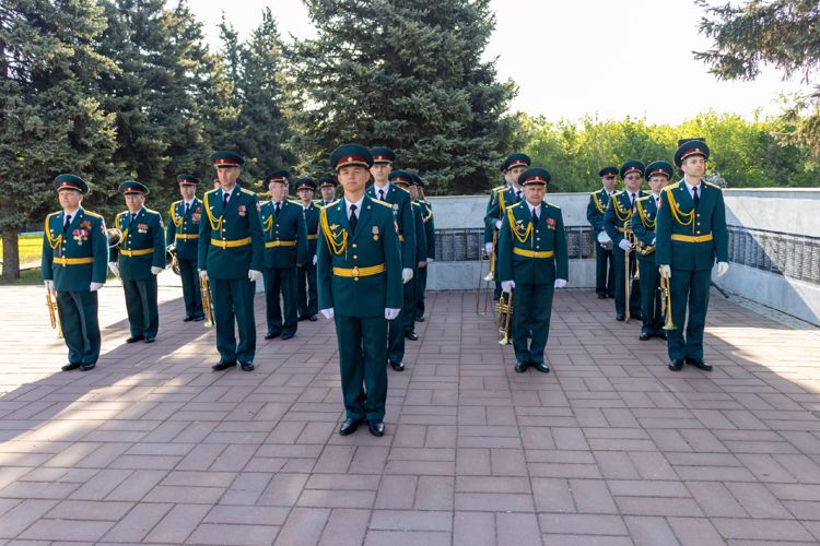 8 мая 2023 года военнослужащие военного института приняли участие в церемонии возложения цветов к мемориалу «Воину-освободителю» на Воскресенском кладбище