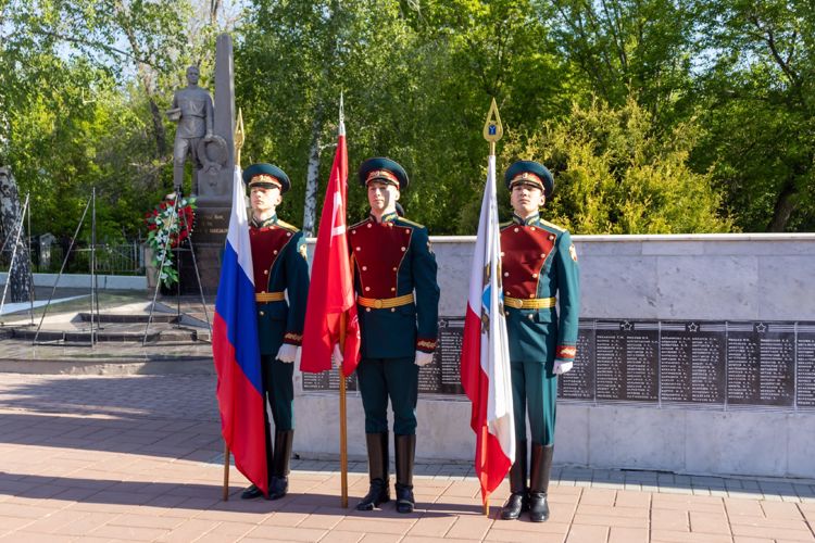 8 мая 2023 года военнослужащие военного института приняли участие в церемонии возложения цветов к мемориалу «Воину-освободителю» на Воскресенском кладбище