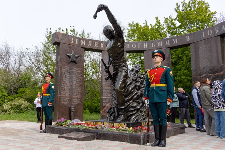 9 мая 2023 года военнослужащие военного института приняли участие в церемонии возложения цветов к Вечному огню в Парке Победы