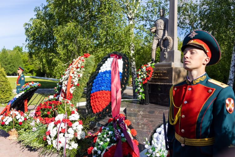 8 мая 2023 года военнослужащие военного института приняли участие в церемонии возложения цветов к мемориалу «Воину-освободителю» на Воскресенском кладбище