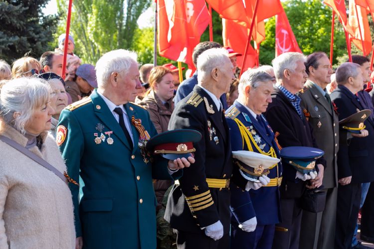 8 мая 2023 года военнослужащие военного института приняли участие в церемонии возложения цветов к мемориалу «Воину-освободителю» на Воскресенском кладбище