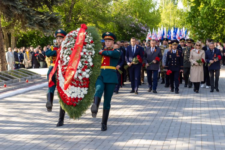 8 мая 2023 года военнослужащие военного института приняли участие в церемонии возложения цветов к мемориалу «Воину-освободителю» на Воскресенском кладбище