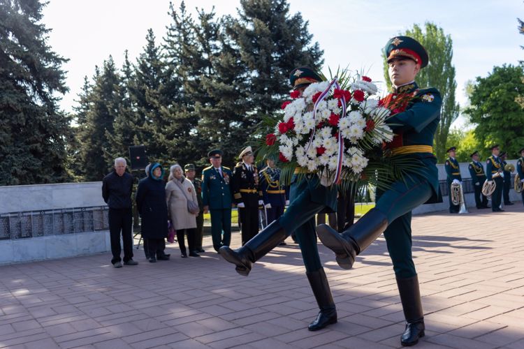 8 мая 2023 года военнослужащие военного института приняли участие в церемонии возложения цветов к мемориалу «Воину-освободителю» на Воскресенском кладбище
