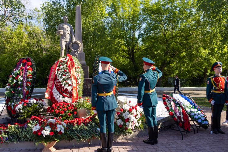 8 мая 2023 года военнослужащие военного института приняли участие в церемонии возложения цветов к мемориалу «Воину-освободителю» на Воскресенском кладбище