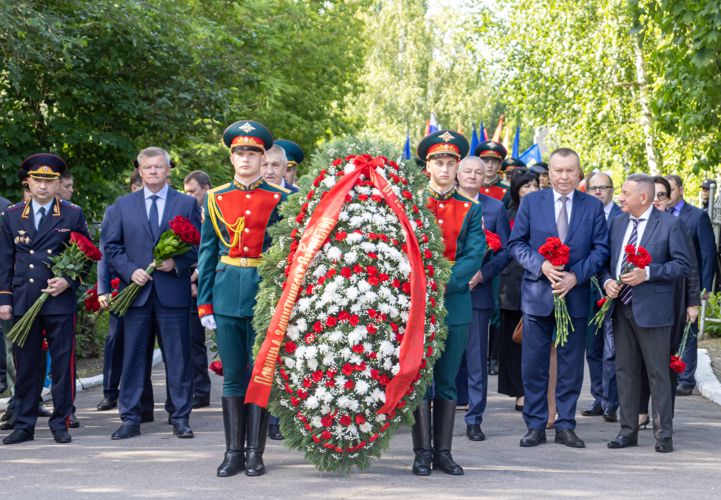 22 июня 2023 года военнослужащие военного института в День памяти и скорби возложили цветы к памятнику «Воину-освободителю» на Воскресенском кладбище