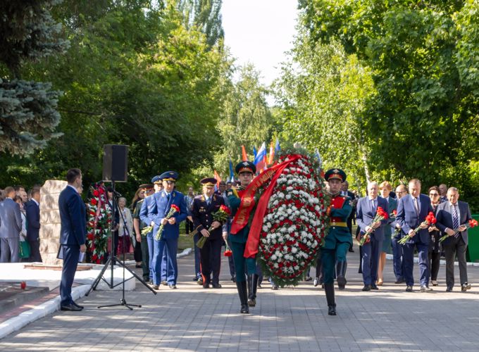 22 июня 2023 года военнослужащие военного института в День памяти и скорби возложили цветы к памятнику «Воину-освободителю» на Воскресенском кладбище