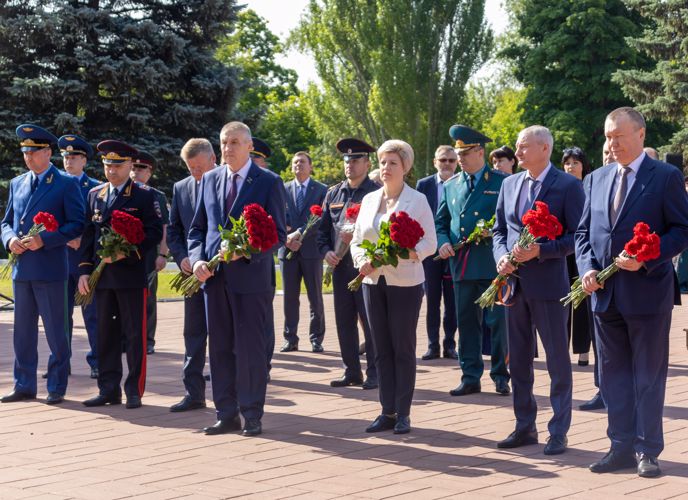 22 июня 2023 года военнослужащие военного института в День памяти и скорби возложили цветы к памятнику «Воину-освободителю» на Воскресенском кладбище
