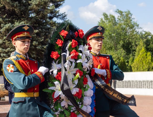 22 июня 2023 года военнослужащие военного института в День памяти и скорби возложили цветы к памятнику «Воину-освободителю» на Воскресенском кладбище