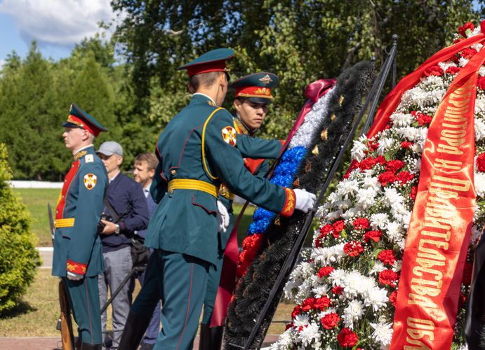 22 июня 2023 года военнослужащие военного института в День памяти и скорби возложили цветы к памятнику «Воину-освободителю» на Воскресенском кладбище