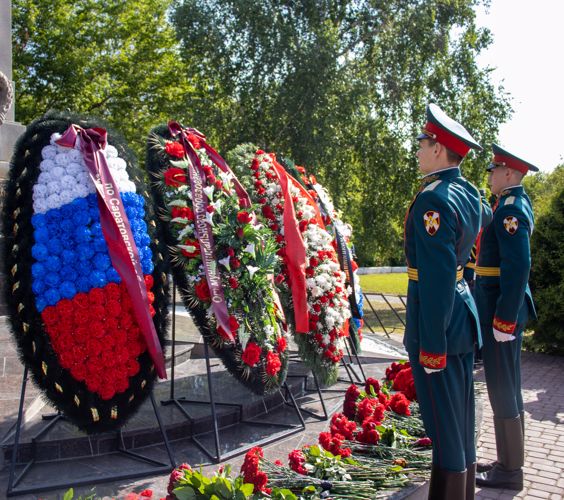 22 июня 2023 года военнослужащие военного института в День памяти и скорби возложили цветы к памятнику «Воину-освободителю» на Воскресенском кладбище