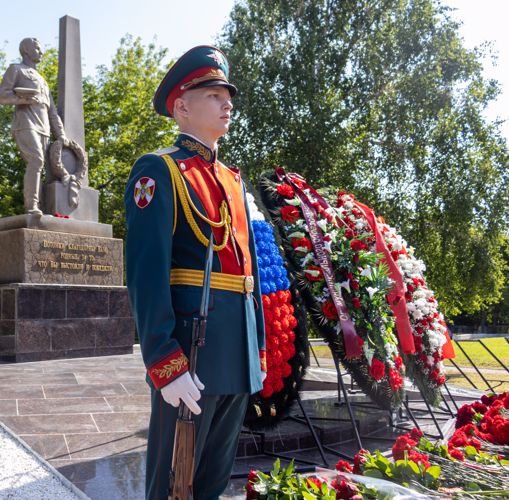 22 июня 2023 года военнослужащие военного института в День памяти и скорби возложили цветы к памятнику «Воину-освободителю» на Воскресенском кладбище