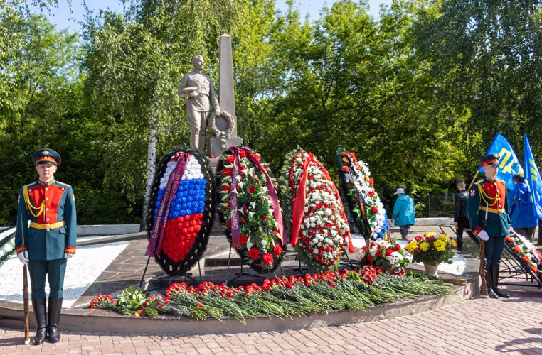 22 июня 2023 года военнослужащие военного института в День памяти и скорби возложили цветы к памятнику «Воину-освободителю» на Воскресенском кладбище