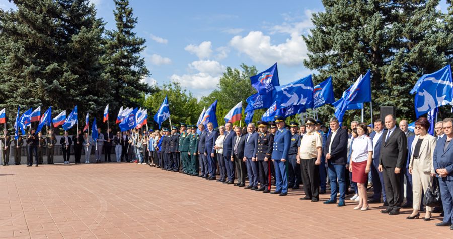 22 июня 2023 года военнослужащие военного института в День памяти и скорби возложили цветы к памятнику «Воину-освободителю» на Воскресенском кладбище