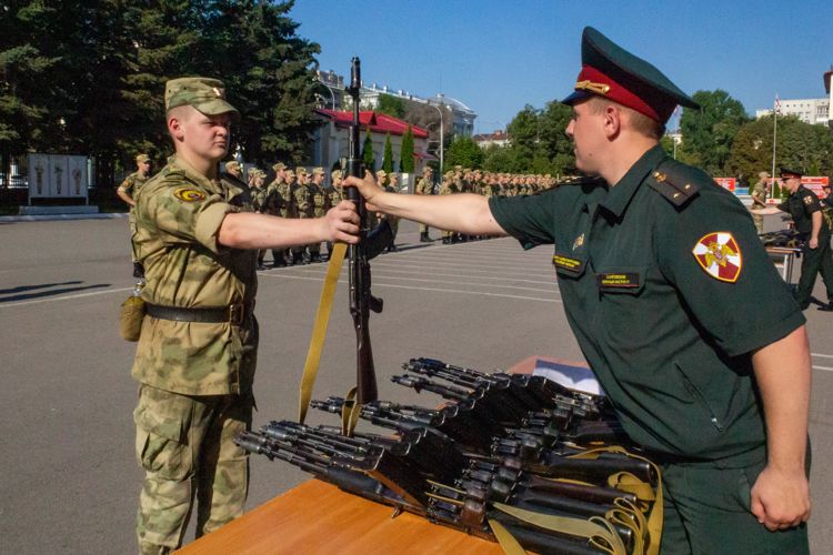 5 августа 2023 года прошел ежегодный торжественный ритуал вручения оружия курсантам первого курса