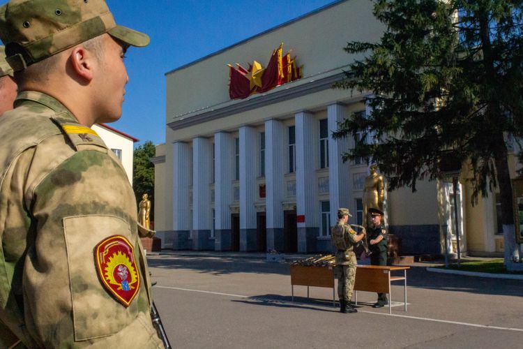 5 августа 2023 года прошел ежегодный торжественный ритуал вручения оружия курсантам первого курса