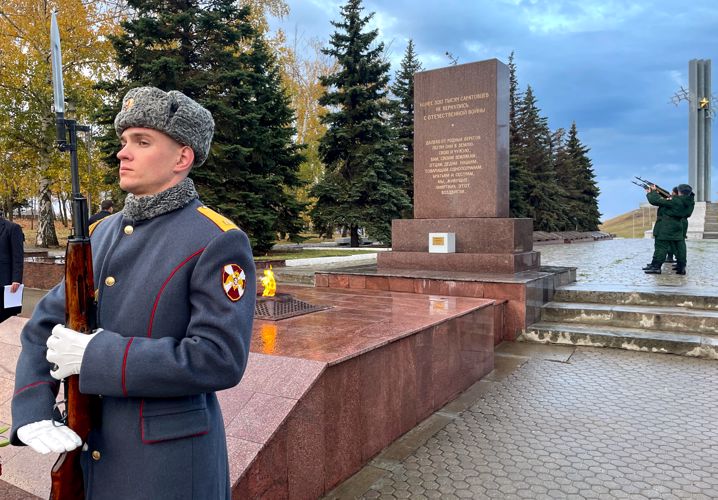 23 октября 2023 года военнослужащие военного института приняли участие в возложении цветов к Вечному огню