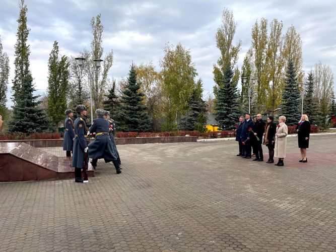 23 октября 2023 года военнослужащие военного института приняли участие  в возложении цветов к Вечному огню 