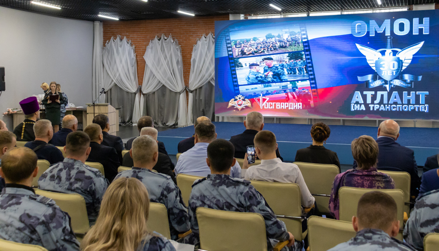1 декабря 2023 г. военнослужащие военного института поздравили Саратовский ОМОН на транспорте «Атлант» Росгвардии с 30-летнием