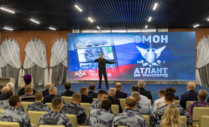 1 декабря 2023 г. военнослужащие военного института поздравили Саратовский ОМОН на транспорте «Атлант» Росгвардии с 30-летнием