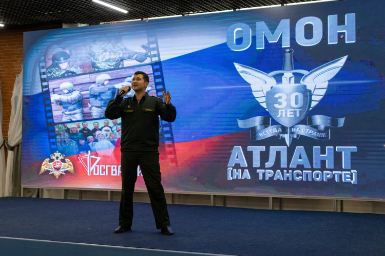 1 декабря 2023 г. военнослужащие военного института поздравили Саратовский ОМОН на транспорте «Атлант» Росгвардии с 30-летнием