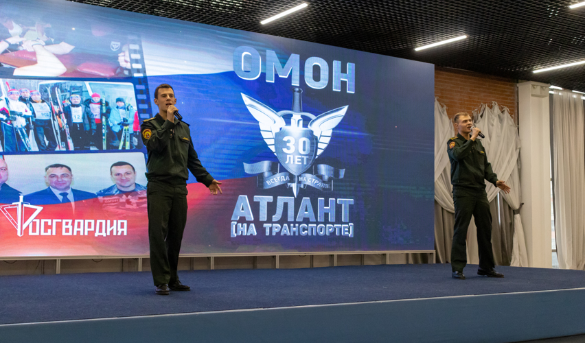 1 декабря 2023 г. военнослужащие военного института поздравили Саратовский ОМОН на транспорте «Атлант» Росгвардии с 30-летнием