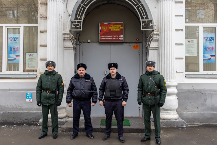 17 марта 2024 года военнослужащие военного института обеспечивали охрану общественного порядка на избирательных участках г. Саратова