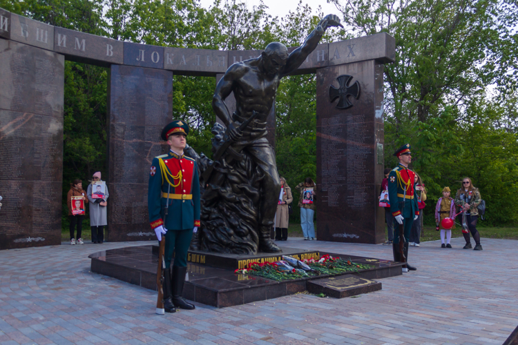 9 мая 2024 года военнослужащие военного института приняли участие в церемонии возложения цветов к Вечному огню в Парке Победы