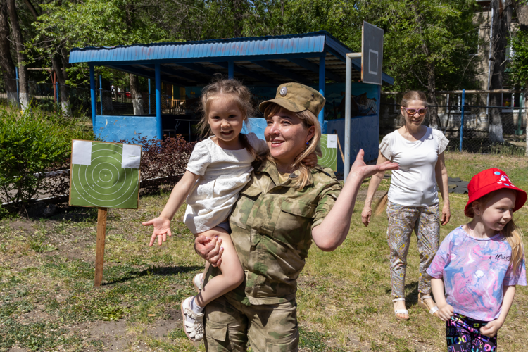 31 мая 2024 года военнослужащие военного института организовали праздник для детей центра «Возвращение»