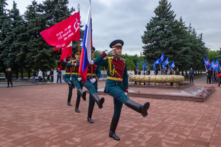 22 июня 2024 года военнослужащие военного института в День памяти и скорби возложили цветы к памятнику «Воину-освободителю» на Воскресенском кладбище