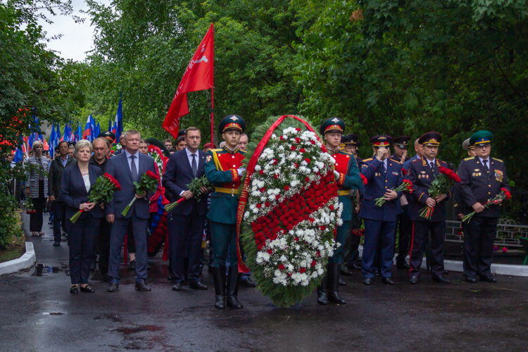 22 июня 2024 года военнослужащие военного института в День памяти и скорби возложили цветы к памятнику «Воину-освободителю» на Воскресенском кладбище