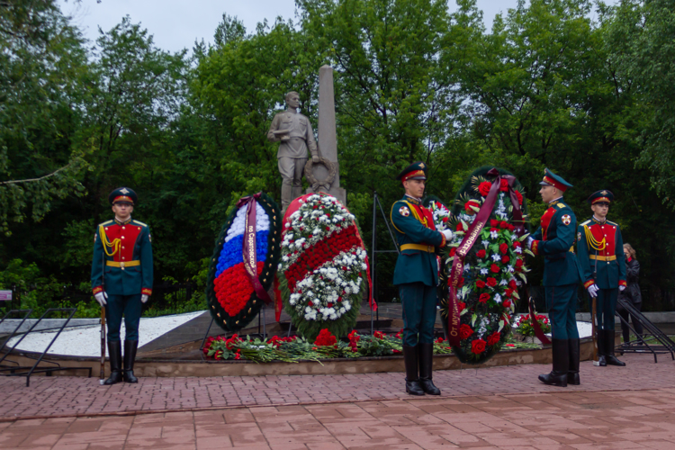 22 июня 2024 года военнослужащие военного института в День памяти и скорби возложили цветы к памятнику «Воину-освободителю» на Воскресенском кладбище