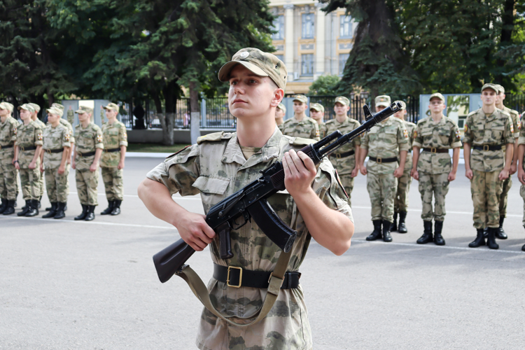 2 августа 2024 года в военном институте проведен ритуал вручения оружия