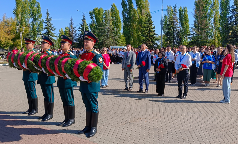 23 августа 2024 года военнослужащие военного института приняли участие в церемонии возложения цветов к Вечному огню в парке Победы