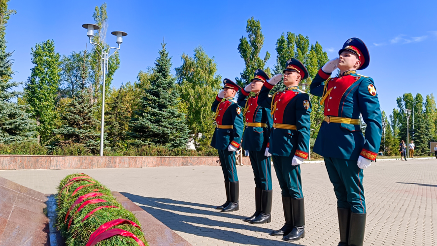 23 августа 2024 года военнослужащие военного института приняли участие в церемонии возложения цветов к Вечному огню в парке Победы