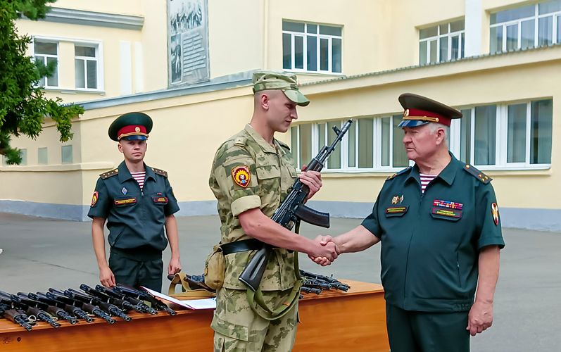 2 августа 2024 года в военном институте проведен ритуал вручения оружия
