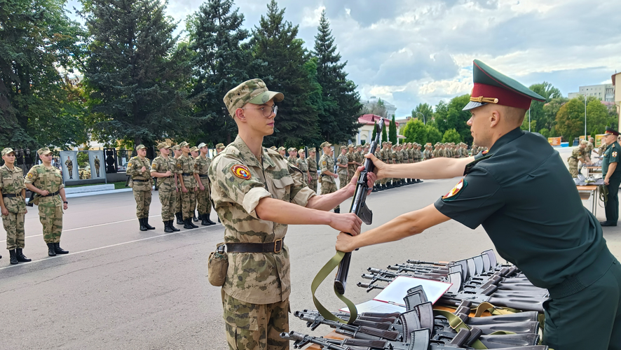 2 августа 2024 года в военном институте проведен ритуал вручения оружия