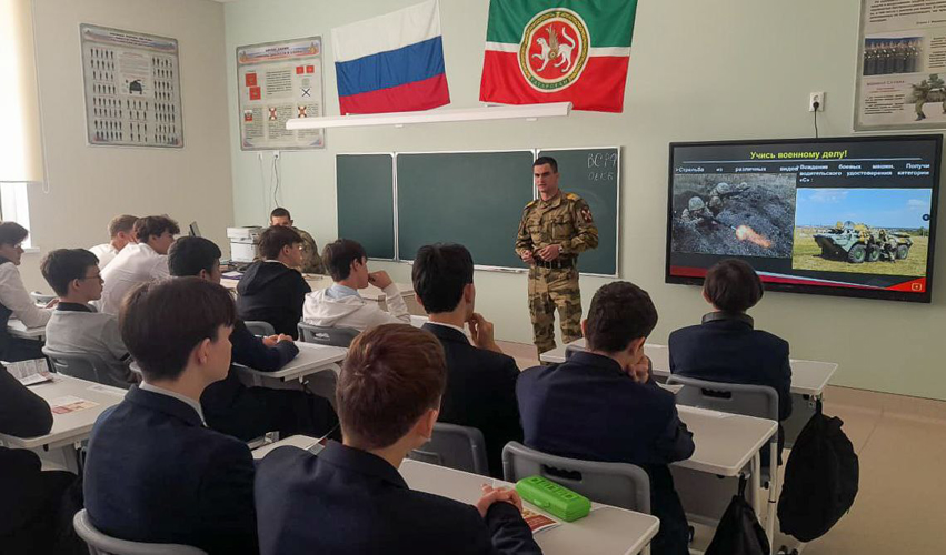 14 октября 2024 года военнослужащие военного института посетили образовательные организации города Казани