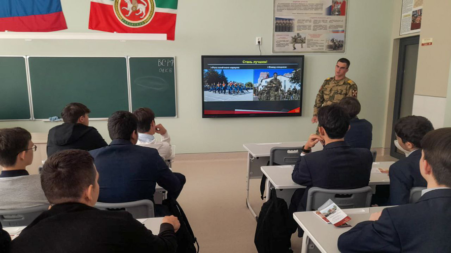 14 октября 2024 года военнослужащие военного института посетили образовательные организации города Казани