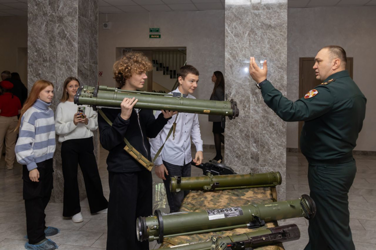 18 декабря 2024 года военный институт и администрация Энгельсского муниципального района заключили соглашение о взаимодействии и сотрудничестве