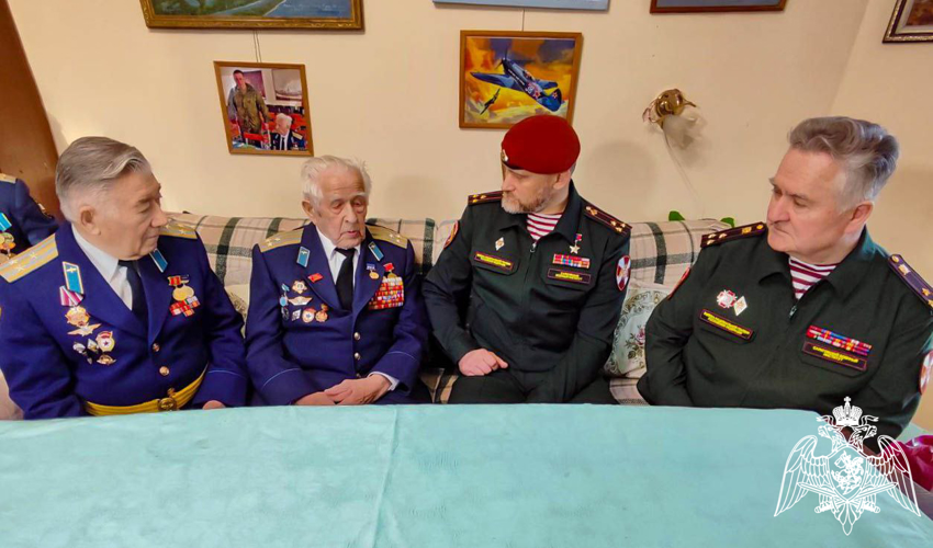17 февраля 2025 года командование военного института поздравило энгельсского летчика-ветерана Евгения Федяева со 102-летием