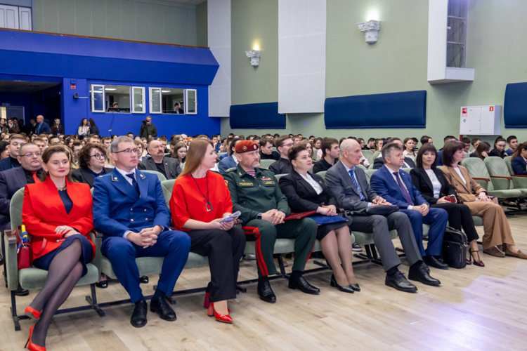 16 апреля 2025 года военнослужащие военного института приняли участие в Саратовском молодежном юридическом форуме