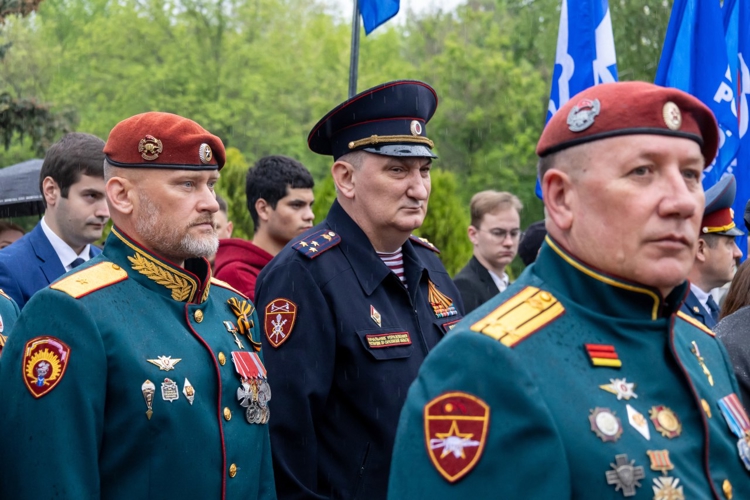 8 мая 2025 года военнослужащие военного института приняли участие в церемонии возложения цветов к мемориалу «Воину-освободителю» на Воскресенском кладбище