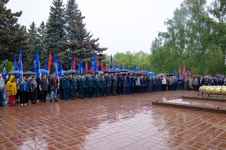 8 мая 2025 года военнослужащие военного института приняли участие в церемонии возложения цветов к мемориалу «Воину-освободителю» на Воскресенском кладбище