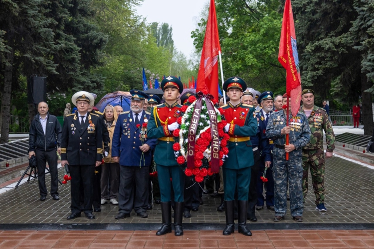 8 мая 2025 года военнослужащие военного института приняли участие в церемонии возложения цветов к мемориалу «Воину-освободителю» на Воскресенском кладбище