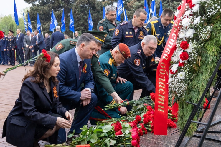 8 мая 2025 года военнослужащие военного института приняли участие в церемонии возложения цветов к мемориалу «Воину-освободителю» на Воскресенском кладбище