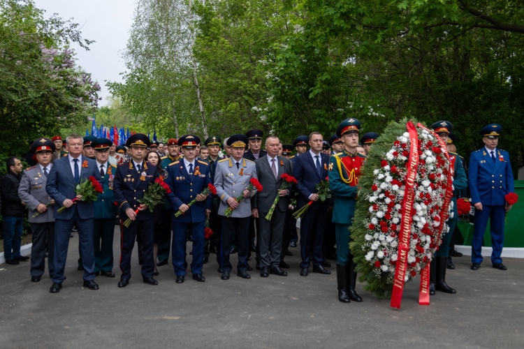 8 мая 2025 года военнослужащие военного института приняли участие в церемонии возложения цветов к мемориалу «Воину-освободителю» на Воскресенском кладбище