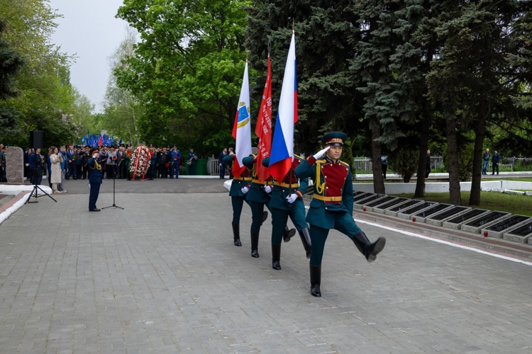 8 мая 2025 года военнослужащие военного института приняли участие в церемонии возложения цветов к мемориалу «Воину-освободителю» на Воскресенском кладбище
