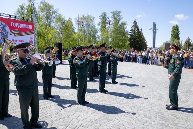 9 МАЯ 2025 ГОДА ВОЕННОСЛУЖАЩИЕ ВОЕННОГО ИНСТИТУТА ПРИНЯЛИ УЧАСТИЕ В ЦЕРЕМОНИИ ВОЗЛОЖЕНИЯ ЦВЕТОВ К ВЕЧНОМУ ОГНЮ В ПАРКЕ ПОБЕДЫ